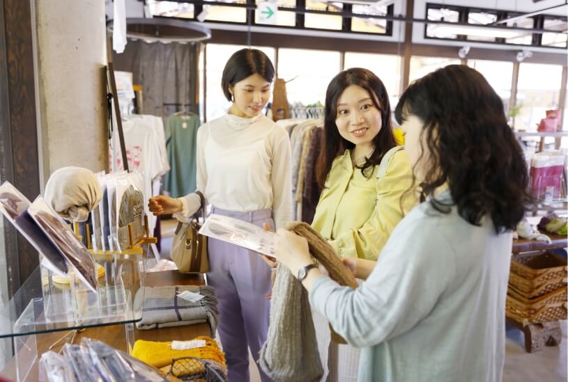 幡BAN INOUEで商品説明を受ける