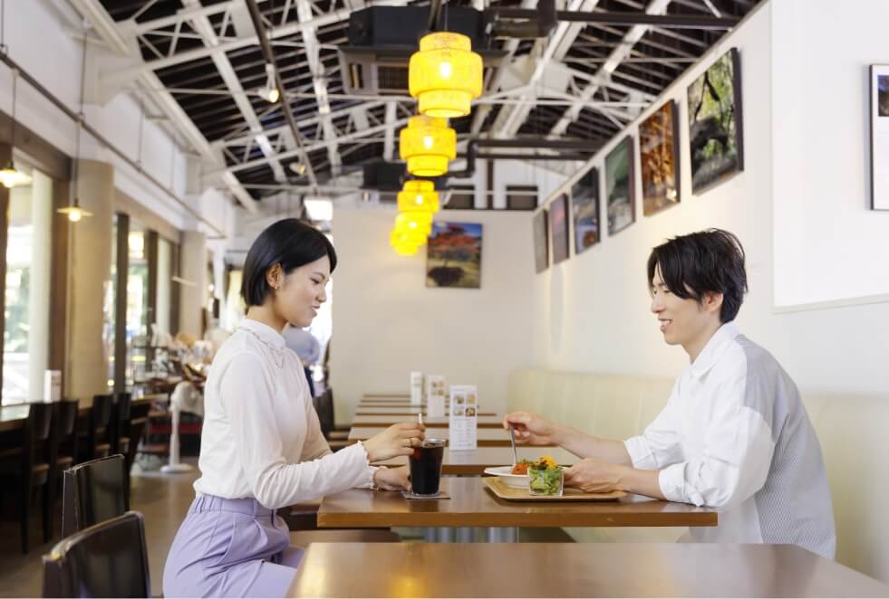 広いカフェでランチ