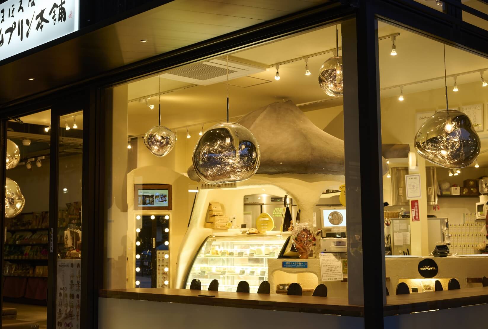 室内の灯りが綺麗な大仏プリン