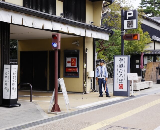 出入口には誘導員を配置