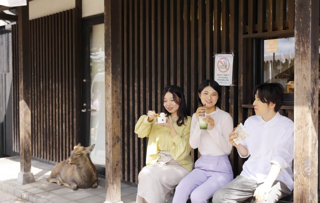 格子の前で友達と鹿と記念撮影