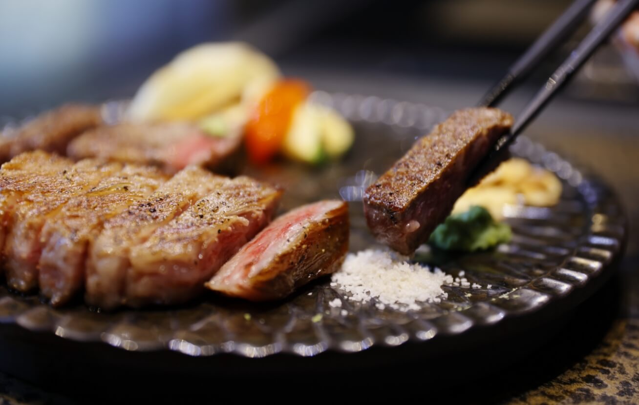 高級和牛を食べる