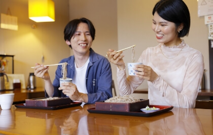 蕎麦を食べる