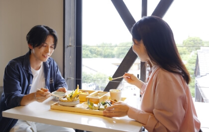 美味しいご飯を食べる