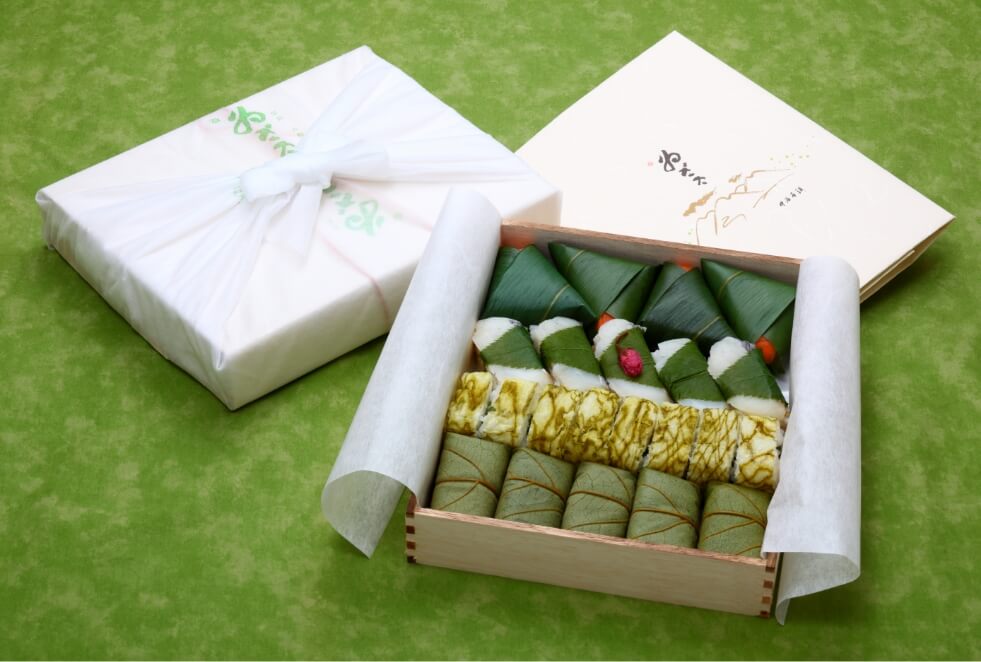 化粧箱に入った柿の葉寿司。贈答用としても人気です