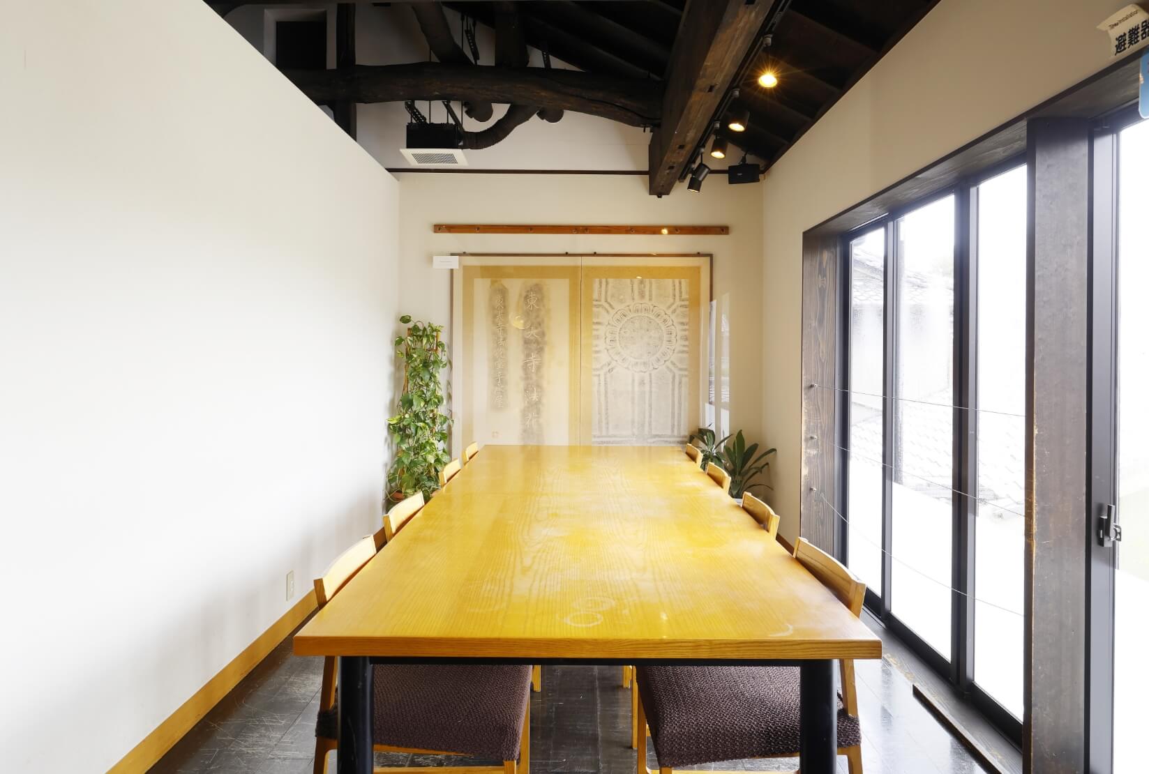 2階レストラン大テーブル