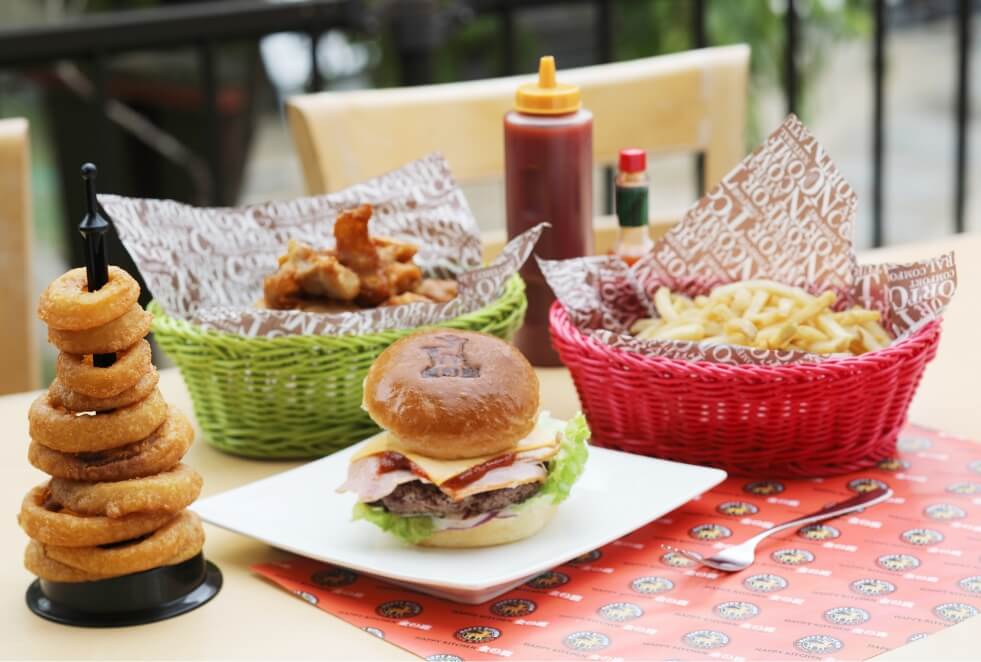 ハンバーガーやポテトフライ、オニオンリングなどのセットも好評