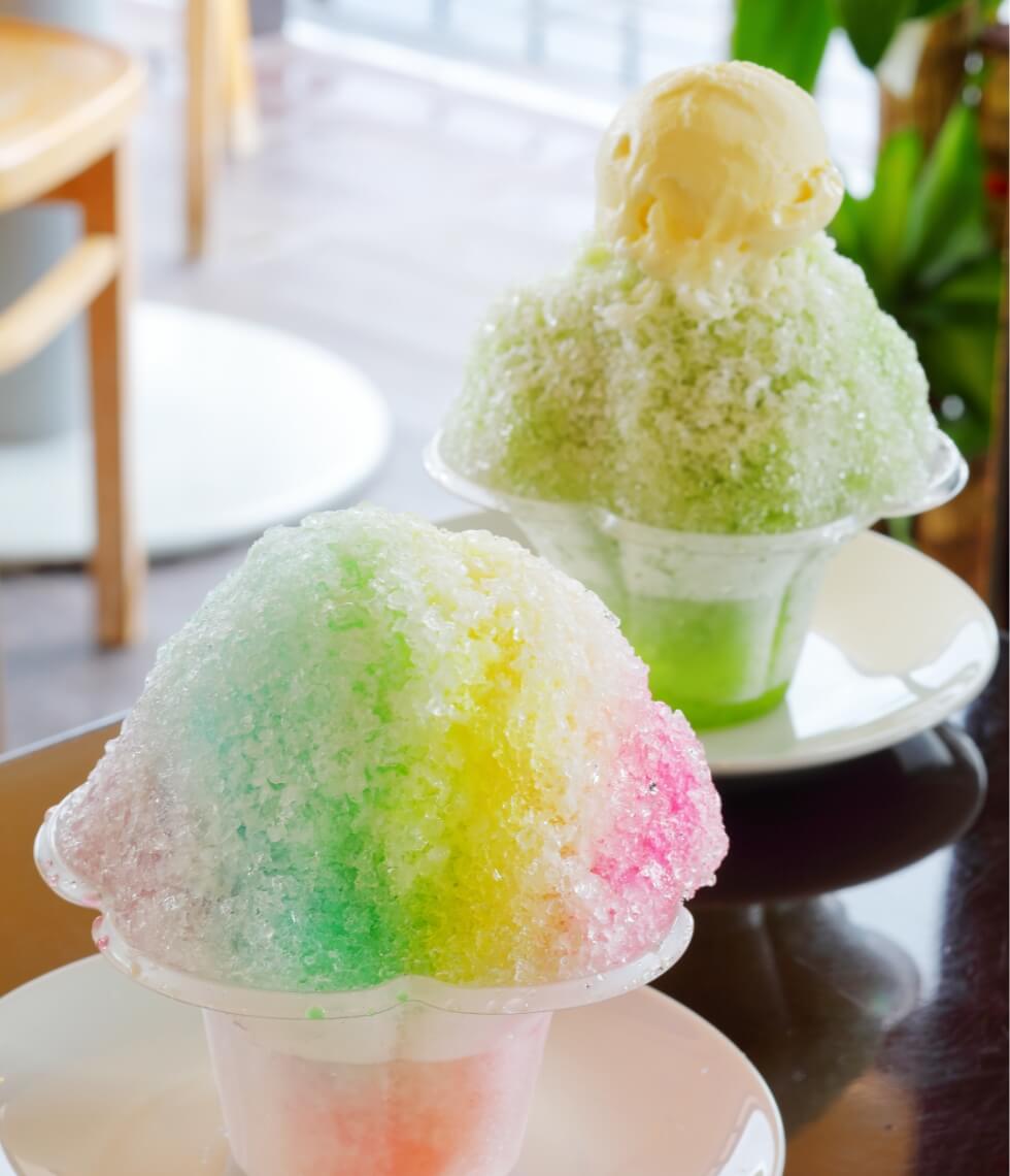 香り高い宇治抹茶とまろやかな練乳を重ね、バニラアイスをトッピングした「抹茶かき氷」
