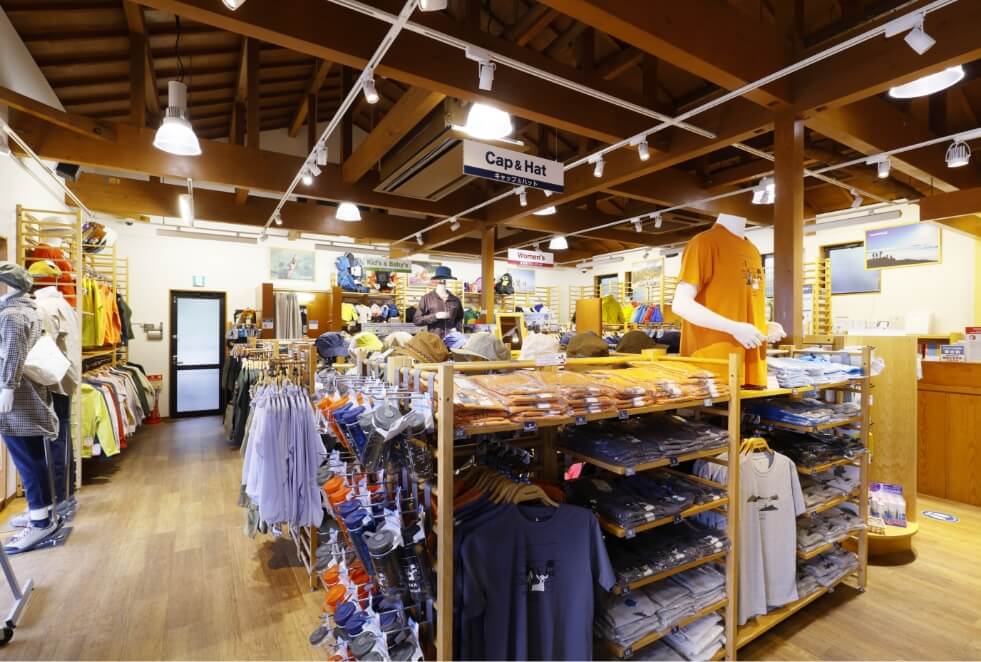 モンベル東大寺門前店の店内