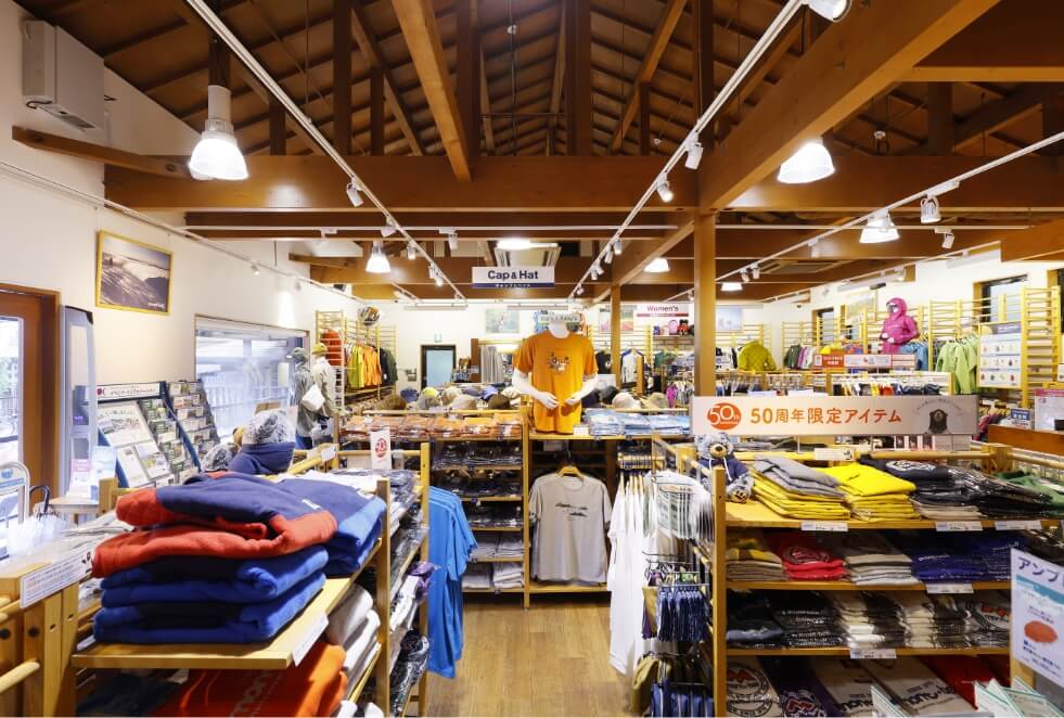 広い店内で豊富なアウトドアグッズを展示