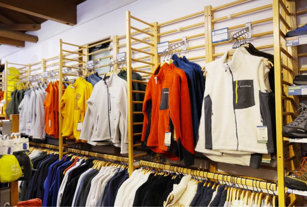 アウターやインナーのアウトドアウェアを販売