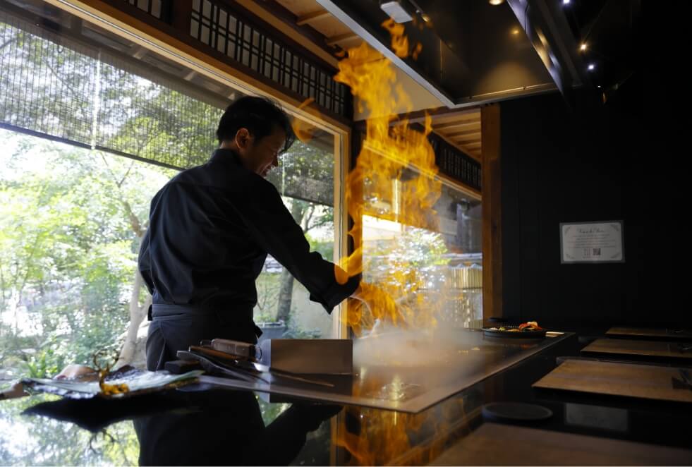 目の前でおこなう迫力の「フランベ」