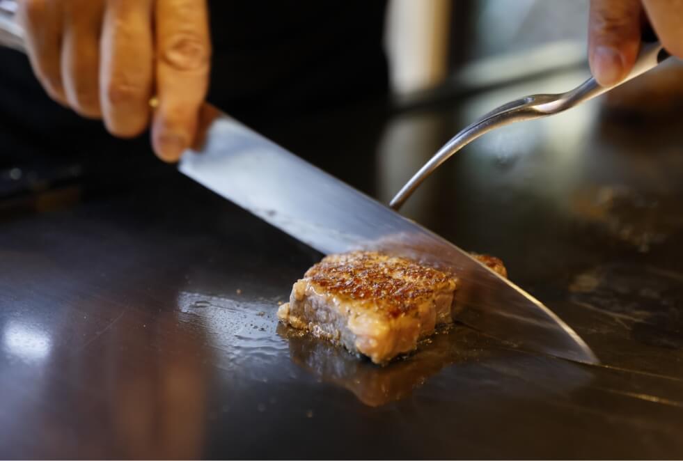 肉厚な神戸牛をスライス