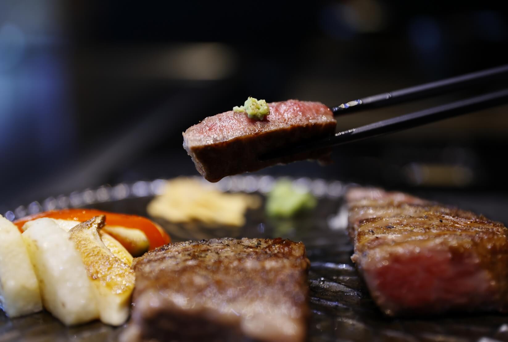 山形牛にワサビをのせて素材の旨味を引き出します