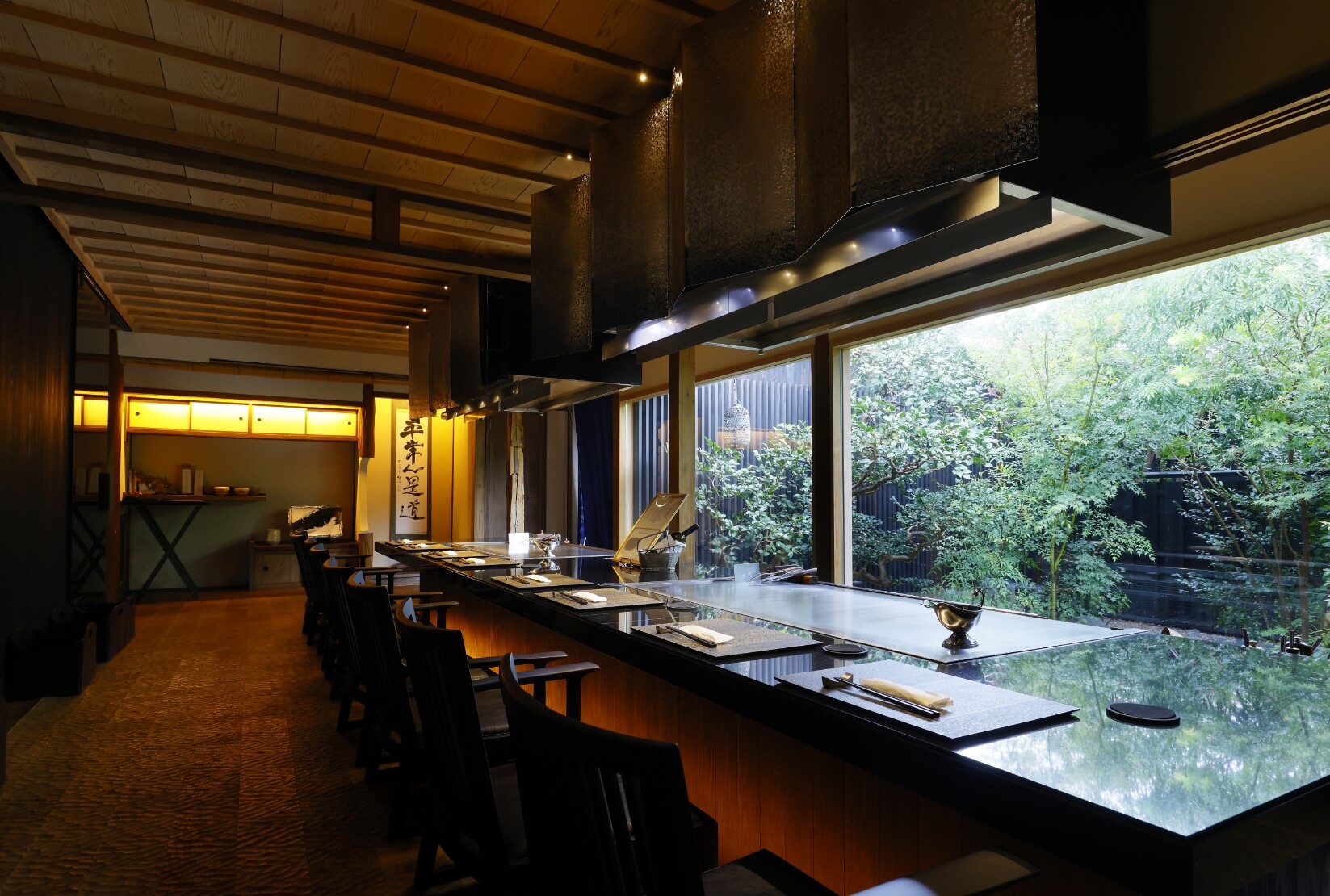 日本庭園が広がる店内