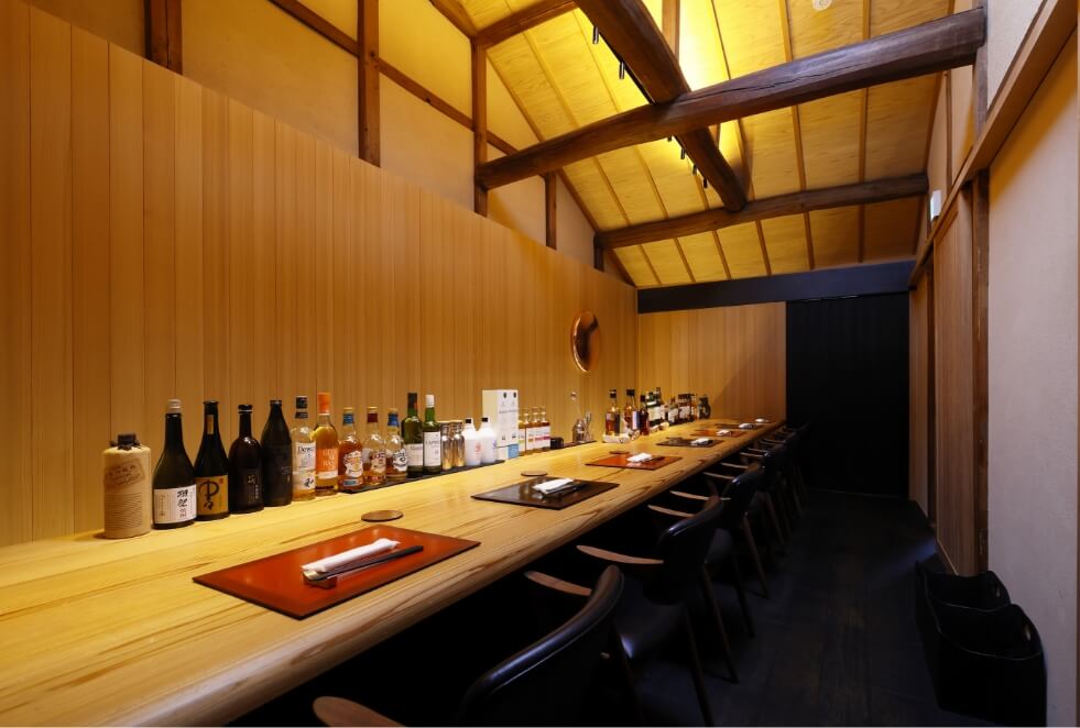 バーカウンターを備えた個室