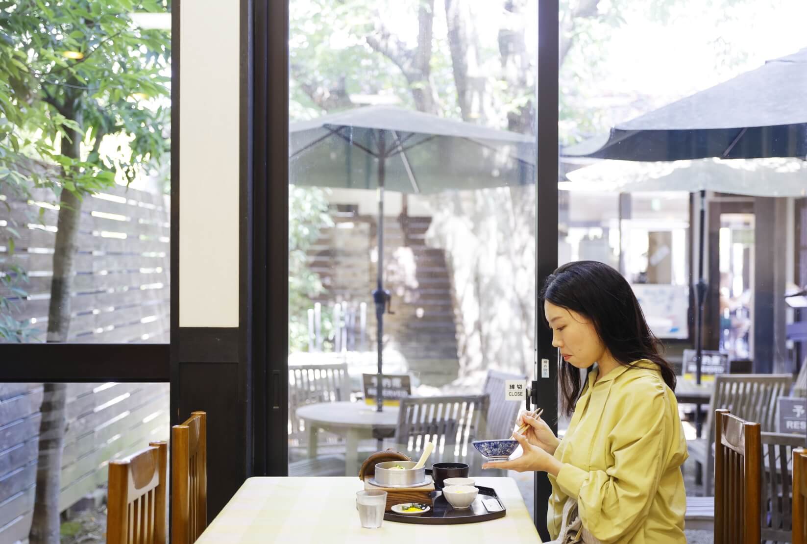 明るい店内で食べる釜飯